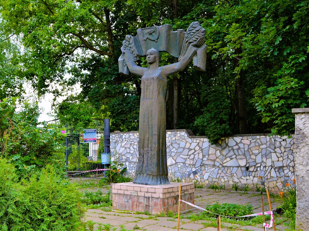 Чебоксары. Скульптурная композиция "Флора Чувашии". - Пётр Чернега Чебоксары. Скульптурная композиция "Флора Чувашии". - Пётр Чернега