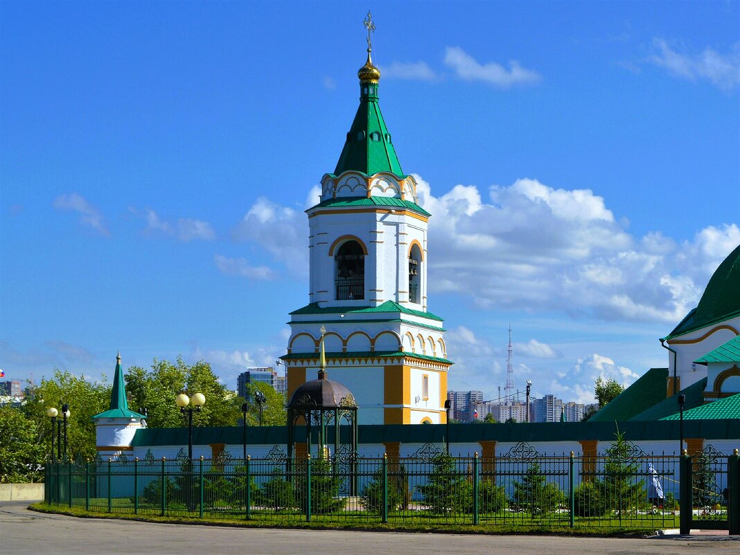 Чебоксары. Надвратная шатровая колокольня Свято-Троицкого мужского монастыря. - Пётр Чернега