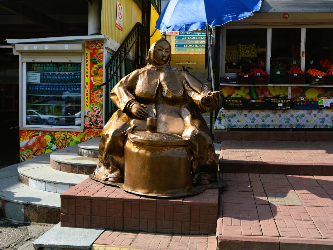 Чебоксары. Скульптура "Бабушка с семечками". - Пётр Чернега