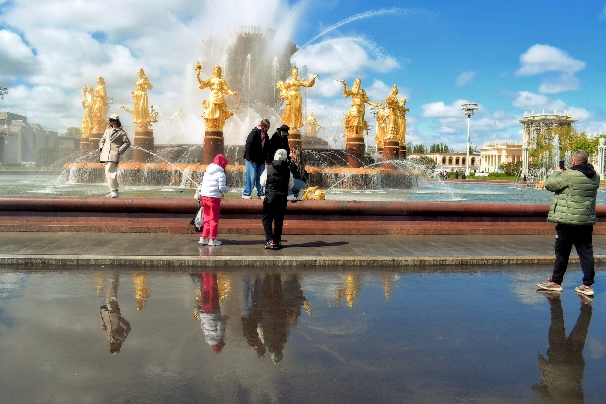 В брызгах фонтана. - Татьяна Помогалова