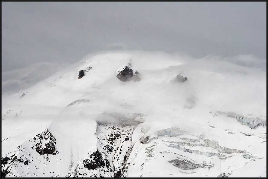 Камчатка. Острый Толбачик (3682 м) и Плоский Толбачик (действующий, высота 3140 м) - Михаил Свиденцов