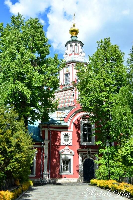 Дворик храма. - Наталья Вязигина Дворик храма. - Наталья Вязигина