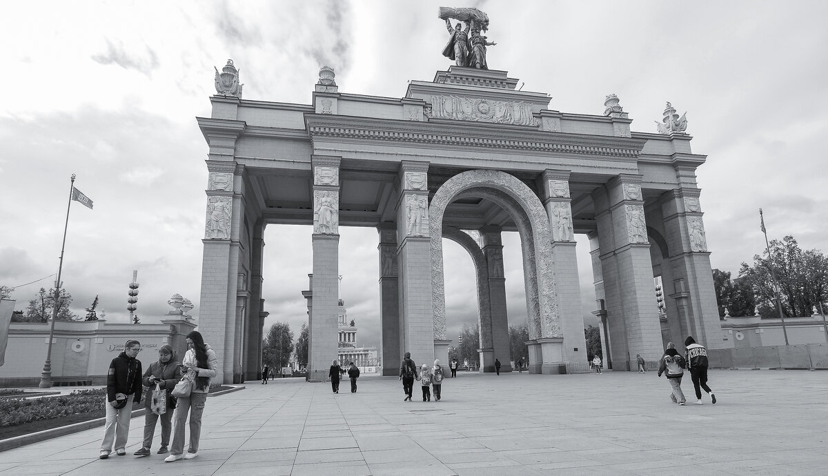 Где то на ВДНХ - юрий поляков