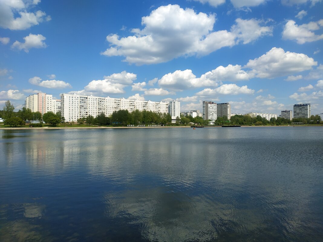 Это май баловник, это май чародей веет свежим своим опахалом - Андрей Лукьянов Это май баловник, это май чародей веет свежим своим опахалом - Андрей Лукьянов