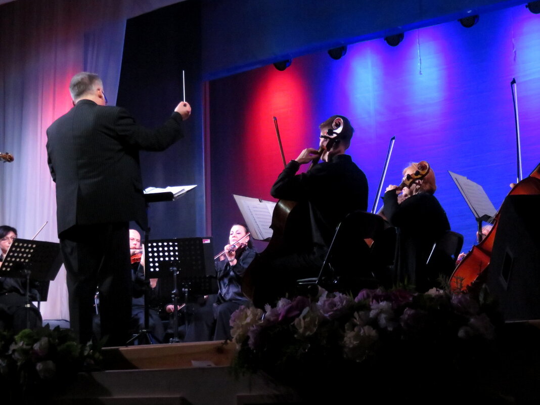 В оркестре один лишь дирижёр работает на совесть - все остальные из-под палки. - Егор Бабанов В оркестре один лишь дирижёр работает на совесть - все остальные из-под палки. - Егор Бабанов