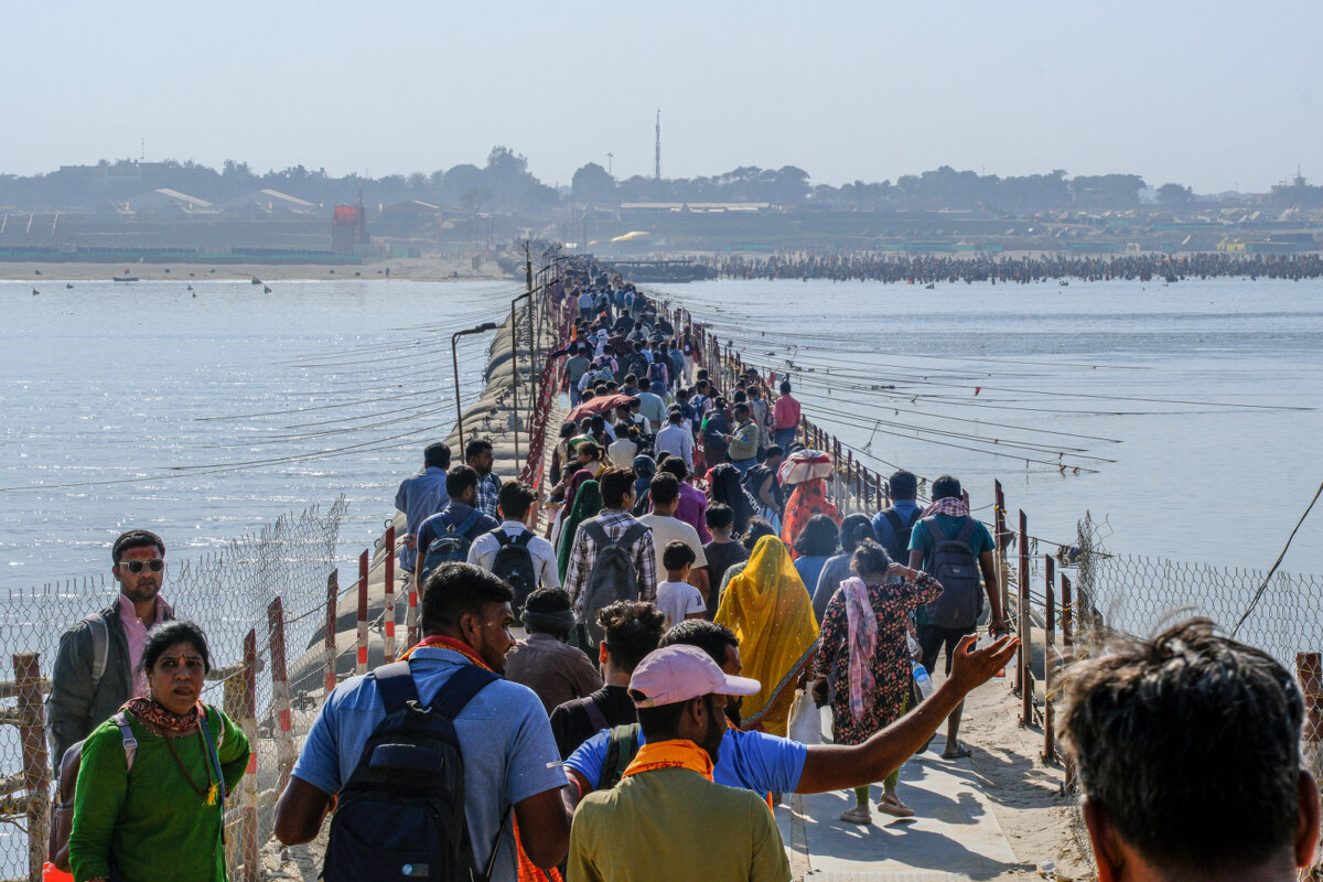 через понтон идут к месту купания в реке Ганга - Георгий А через понтон идут к месту купания в реке Ганга - Георгий А