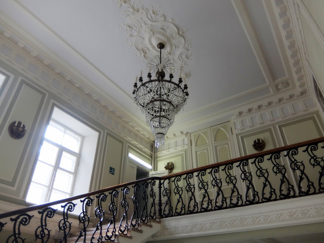 Лестница, с её изящными литыми ограждениями, сохранилась с конца19 века. - Люба Лестница, с её изящными литыми ограждениями, сохранилась с конца19 века. - Люба