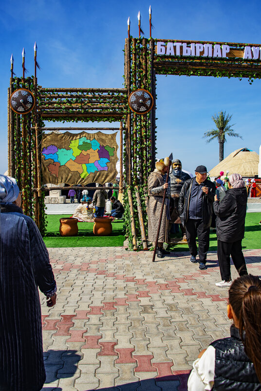 На площади - Анатолий Чикчирный