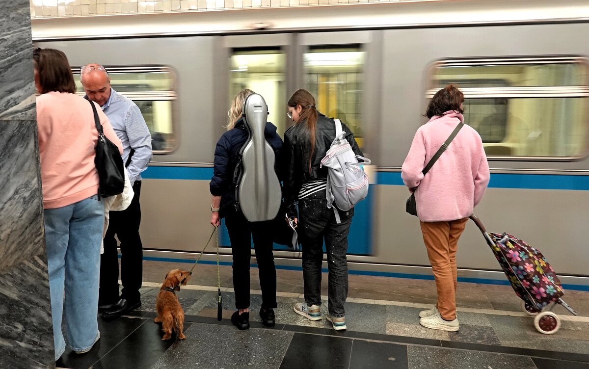 Станция метро - как калейдоскоп разных судеб. - Татьяна Помогалова