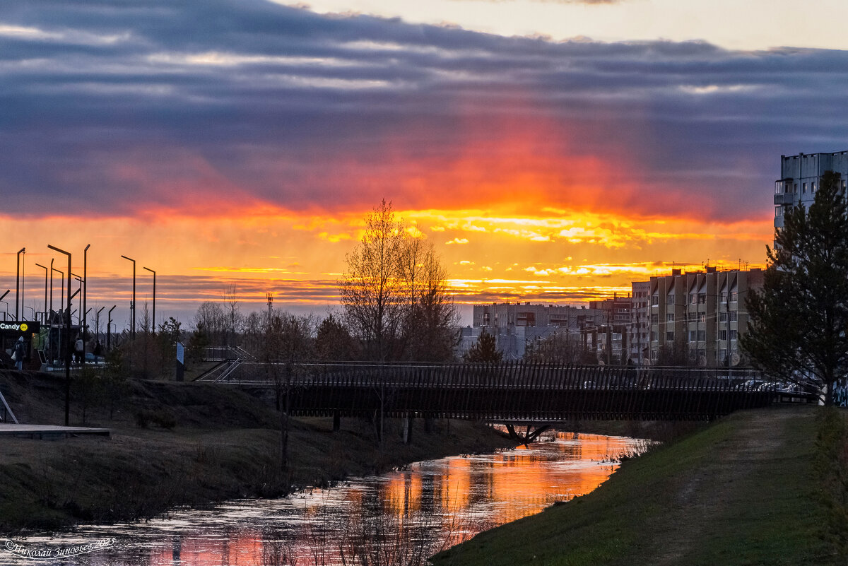 Ухта, очень красивый майский закат, зашедшее солнышко светит лучами поверх туч - Николай Зиновьев Ухта, очень красивый майский закат, зашедшее солнышко светит лучами поверх туч - Николай Зиновьев