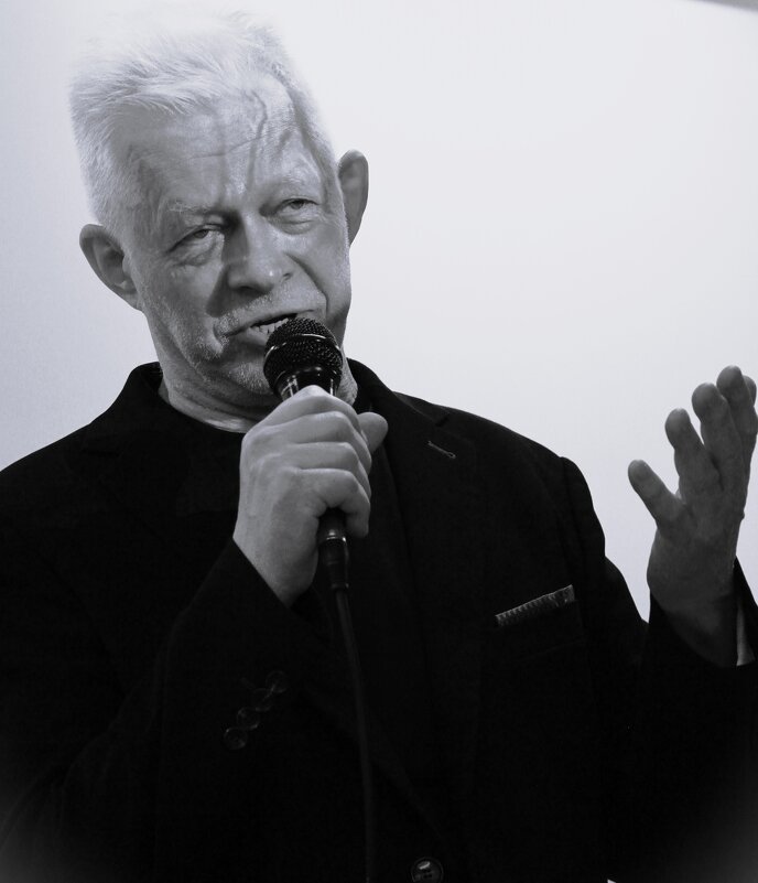 Во власти песни:"в  темную  ночь ты..любимая знаю не спишь..".." - Александр Володарский