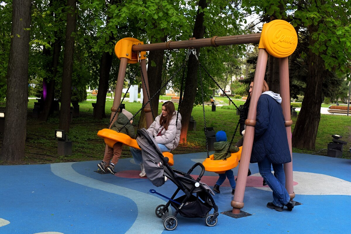 Качели для малышей на ВДНХ. - Татьяна Помогалова Качели для малышей на ВДНХ. - Татьяна Помогалова