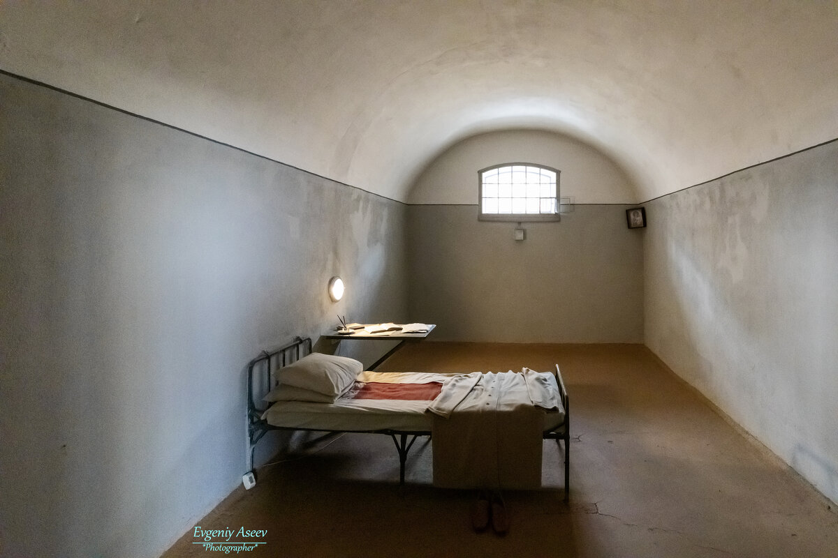 Одиночка Трубецкого бастиона Петропавловки - Евгений Одиночка Трубецкого бастиона Петропавловки - Евгений