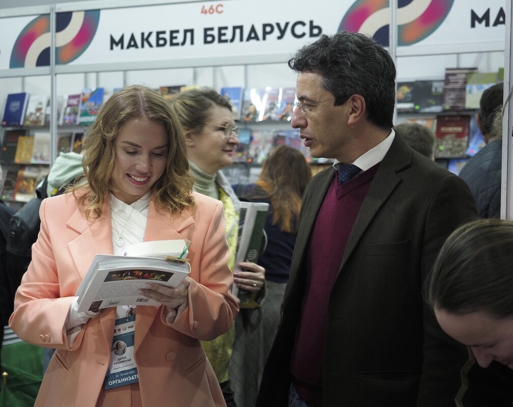 На Петербургском книжном салоне - Магомед . На Петербургском книжном салоне - Магомед .