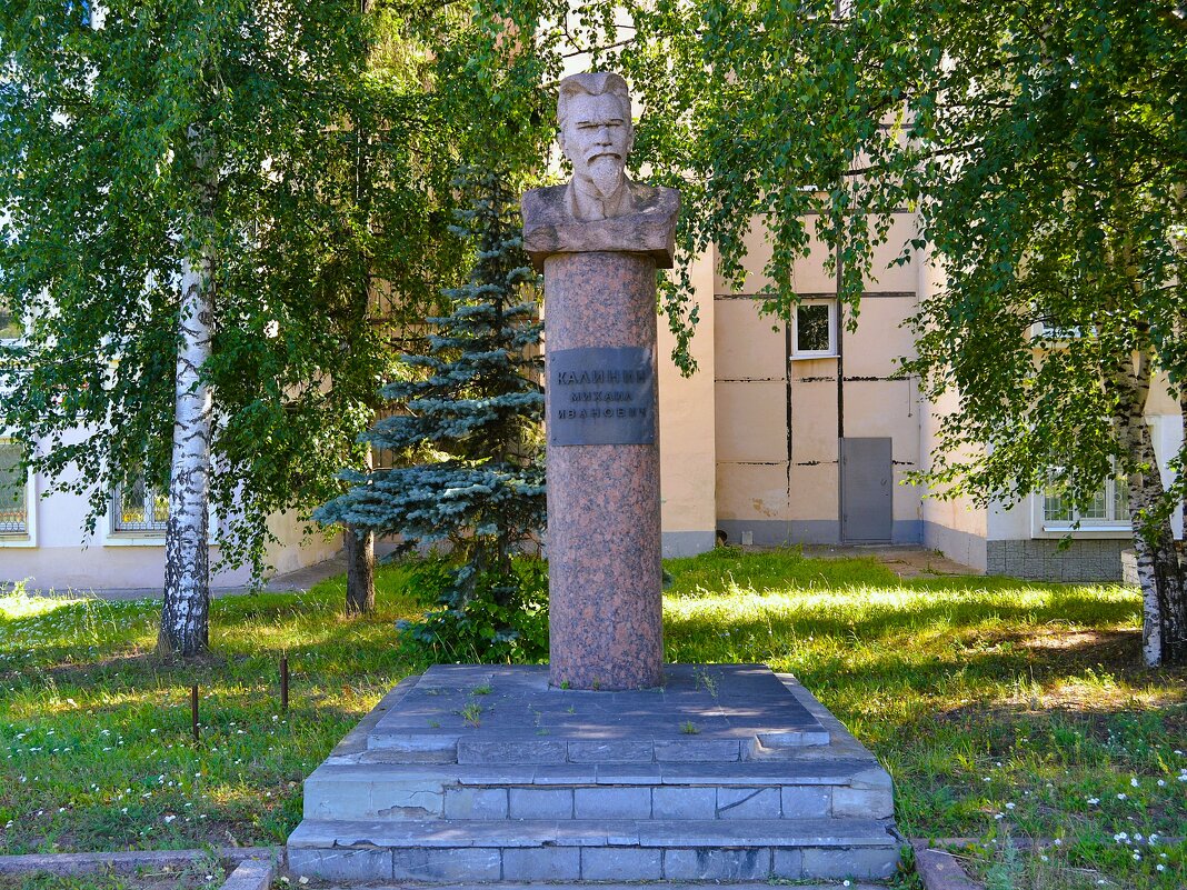 Чебоксары. Памятник Михаилу Ивановичу Калинину. - Пётр Чернега Чебоксары. Памятник Михаилу Ивановичу Калинину. - Пётр Чернега