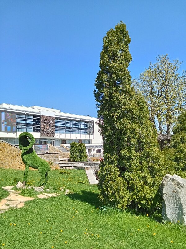 На фоне Дворца Культуры - Виктор 