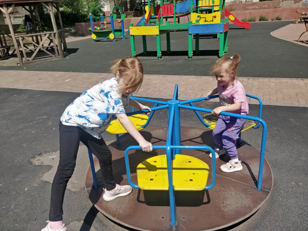 Кружимся на карусели - Андрей Хлопонин Кружимся на карусели - Андрей Хлопонин