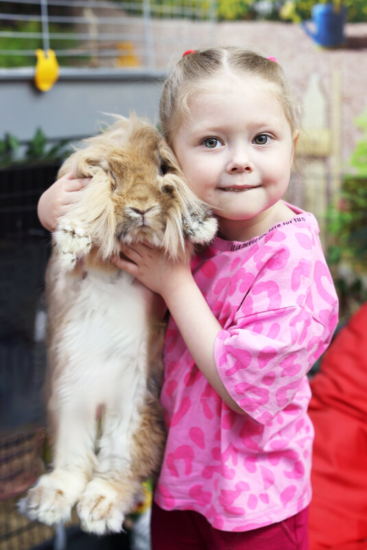 девочка и кролик - Александра Николаева