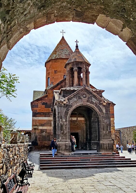 Хор Вира́п (арм. Խոր Վիրապ — глубокая темница) - Михаил Свиденцов Хор Вира́п (арм. Խոր Վիրապ — глубокая темница) - Михаил Свиденцов