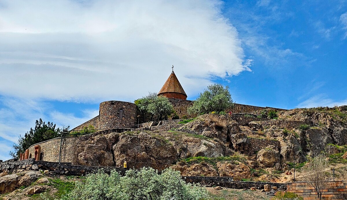 Хор Вира́п (арм. Խոր Վիրապ — глубокая темница) - Михаил Свиденцов Хор Вира́п (арм. Խոր Վիրապ — глубокая темница) - Михаил Свиденцов