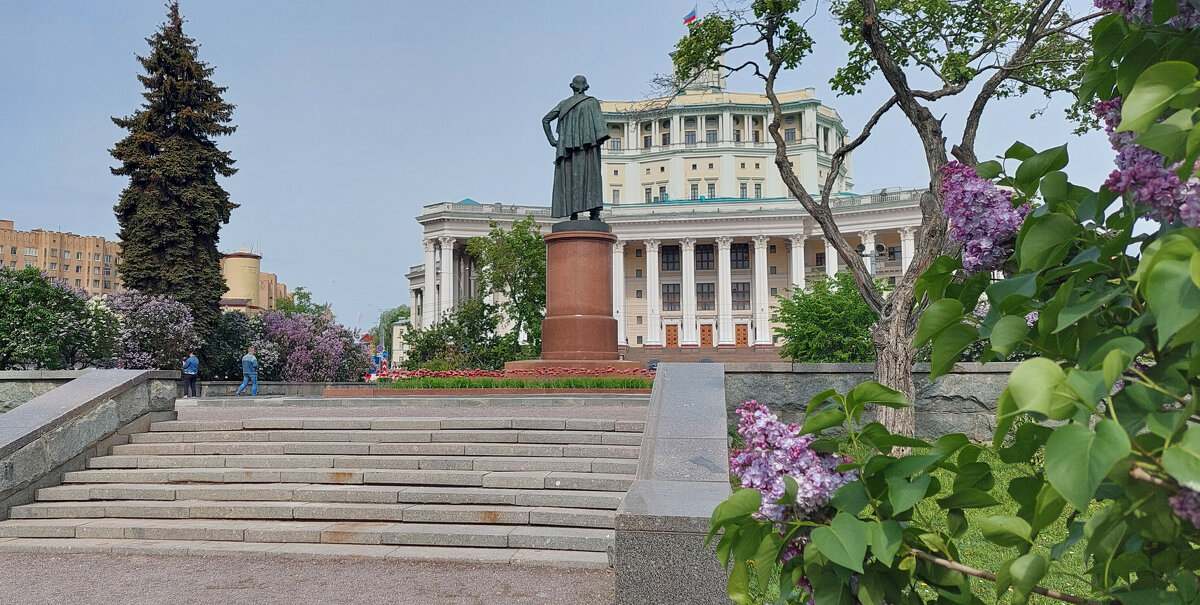 Суворов у театра Советской Армии - ИРЭН@ .