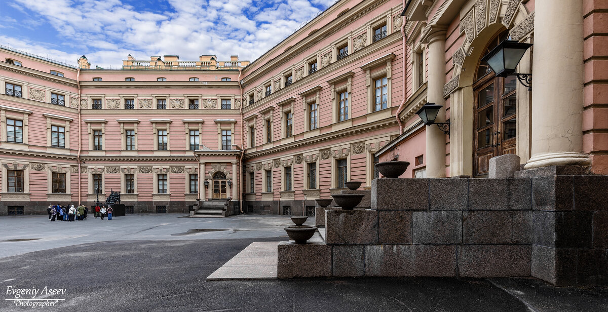 Здесь ночами призрак бродит Императора Руси... - Евгений 