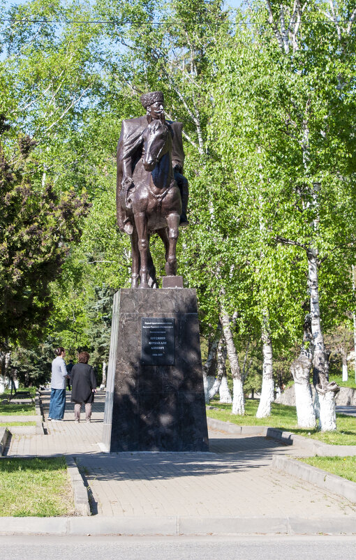 Карачаевск. Памятник Курбан-Али Курджиеву - основателю города - Gen Карачаевск. Памятник Курбан-Али Курджиеву - основателю города - Gen