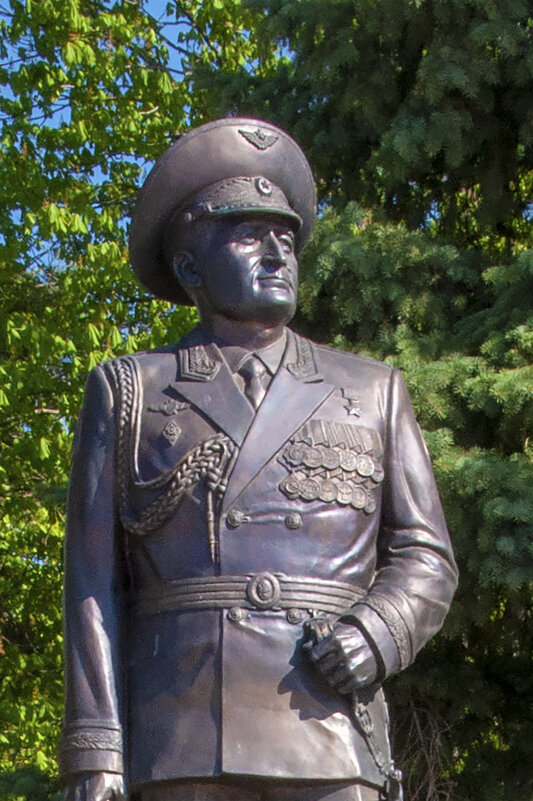 Карачаевск. Памятник местному уроженцу Герою России Канамату Боташеву - Gen Карачаевск. Памятник местному уроженцу Герою России Канамату Боташеву - Gen