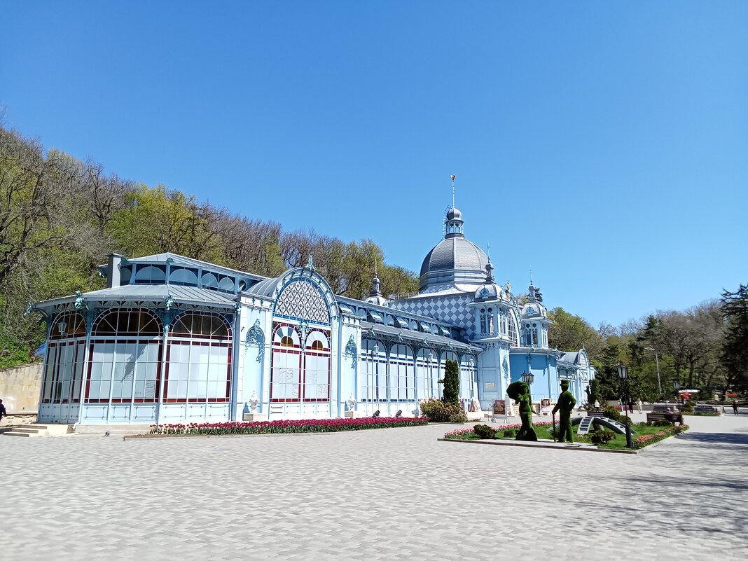 Один из культурных центров со зрительным залом и картинной галереей. - Виктор Один из культурных центров со зрительным залом и картинной галереей. - Виктор