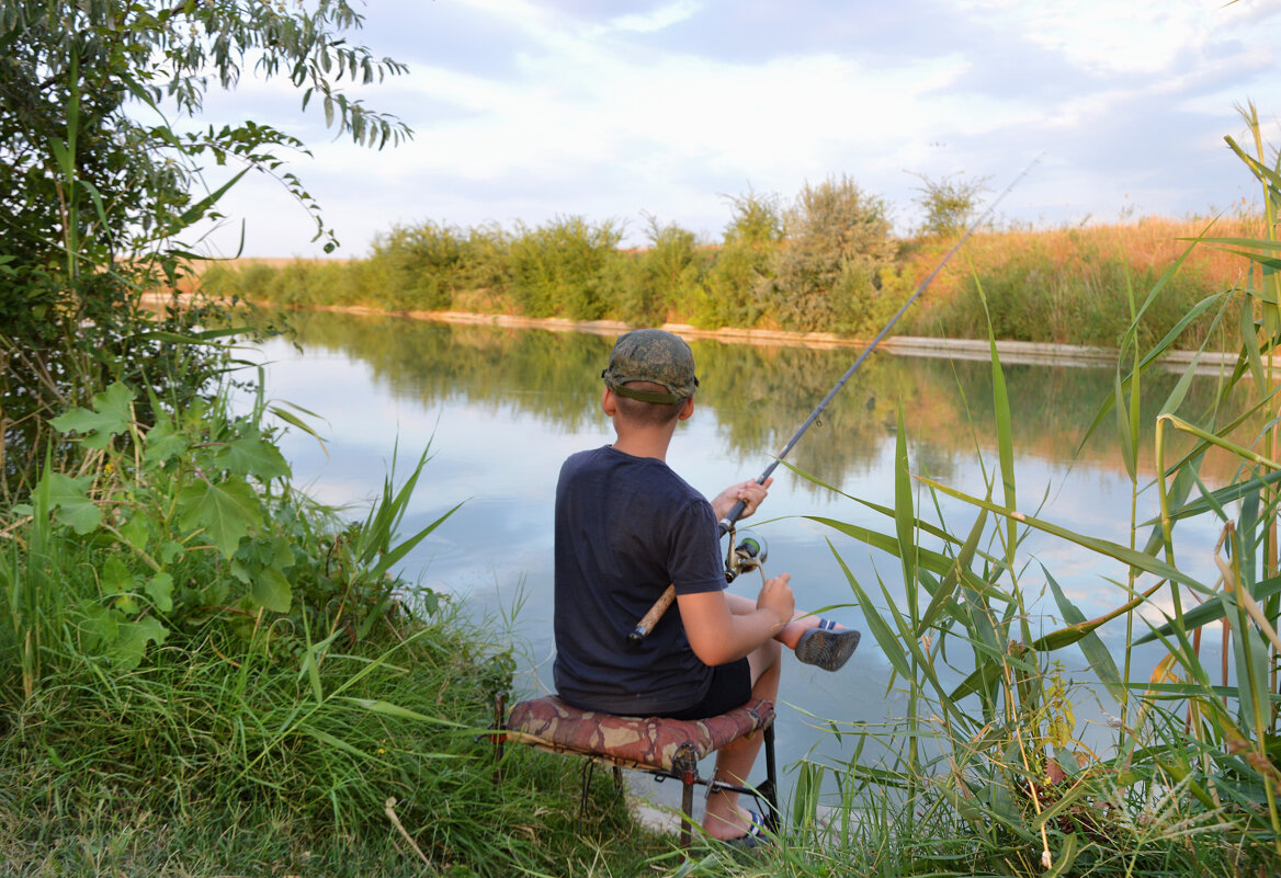 Залог успешной рыбалки: ...правильно устроиться....нога -  помощь в подсечке... - Надежда Куркина 