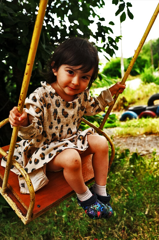 Внучка на качелях - Юрий Гайворонскiий