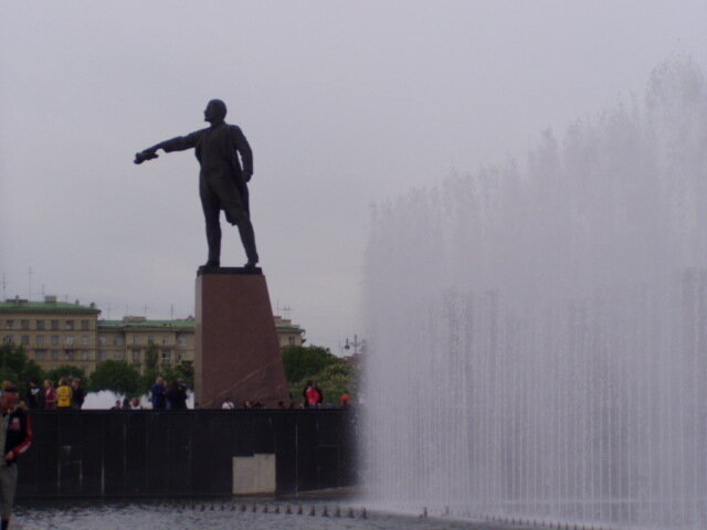 Ленин и фонтан ... СПБ, Московский проспект.. - vadim 