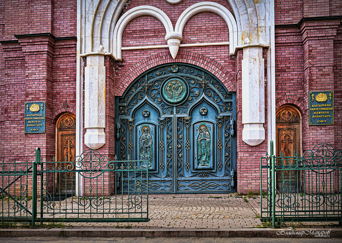 "Главный вход в монастырь"© - Владимир Макаров