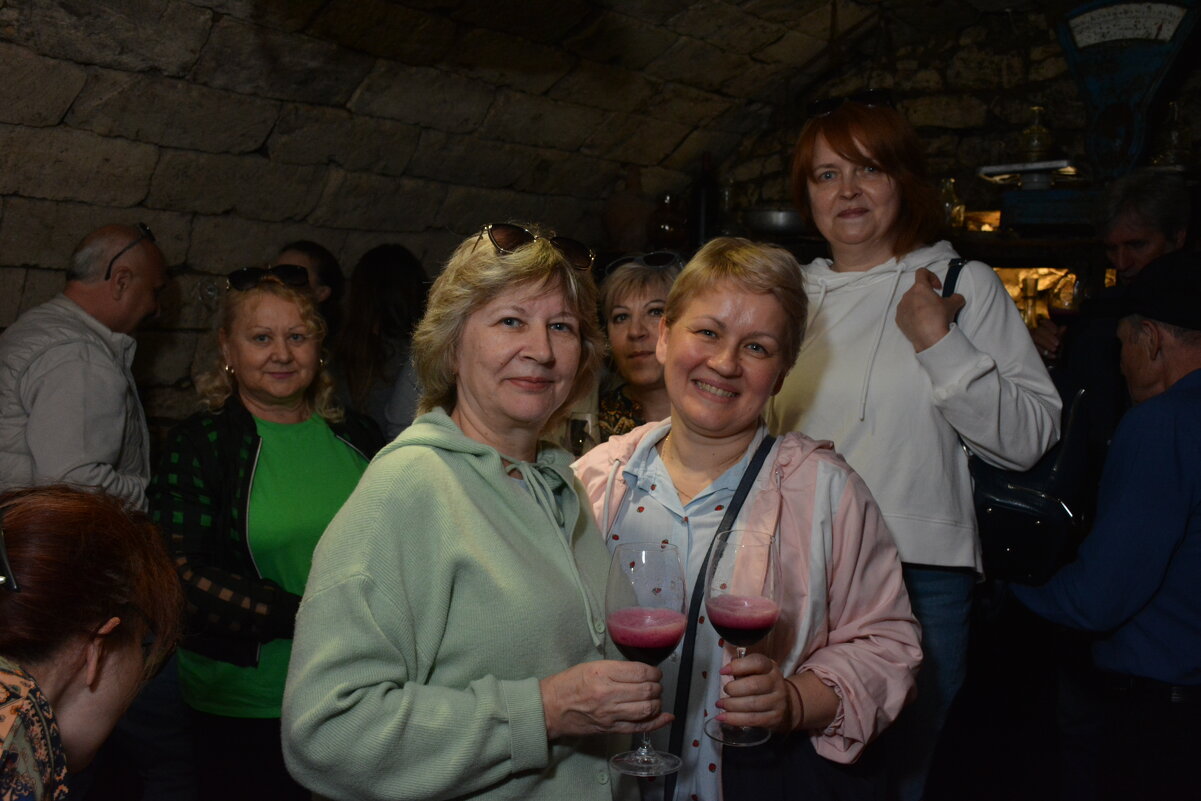 На экскурсии...в подвале...возле бочки... - александр донченко На экскурсии...в подвале...возле бочки... - александр донченко