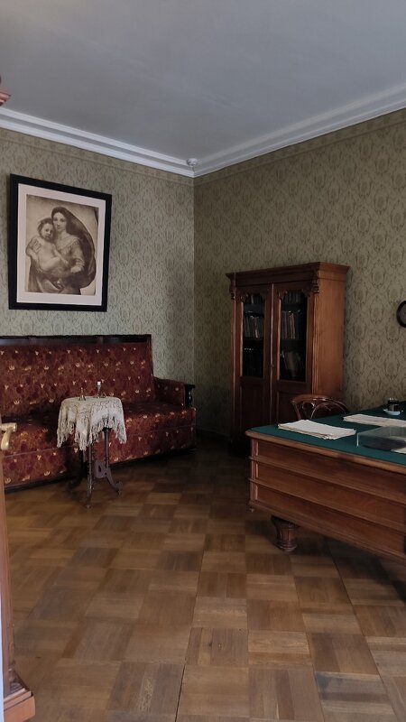 В рабочем кабинете Федора Михайловича. - Ольга 