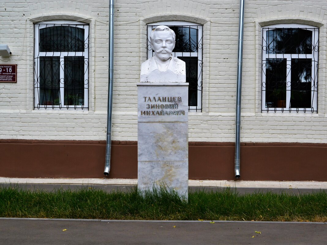 Ядрин. Памятник Зиновию Михайловичу Таланцеву. - Пётр Чернега Ядрин. Памятник Зиновию Михайловичу Таланцеву. - Пётр Чернега