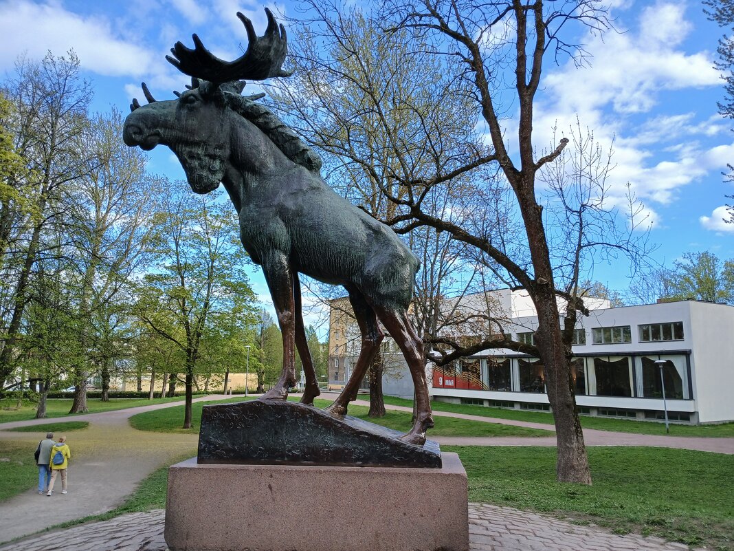 Лось. В сквере у библиотеки Алвара Аалто. - Лия ☼