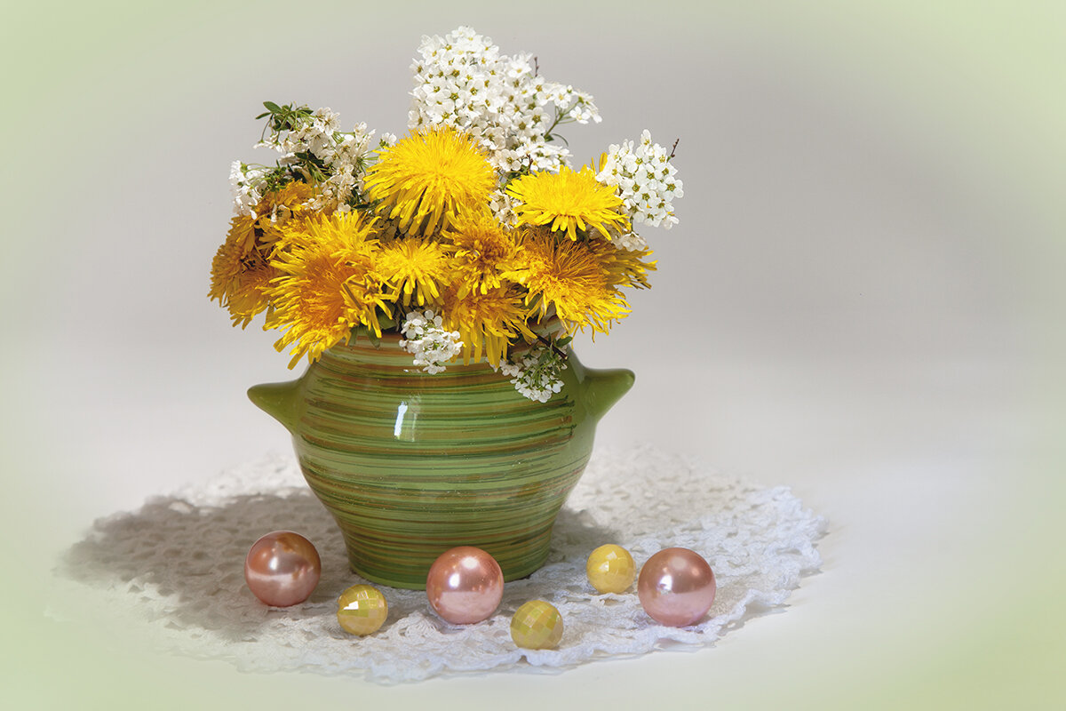 С одуванчиками и спиреей. - Лилия * С одуванчиками и спиреей. - Лилия *