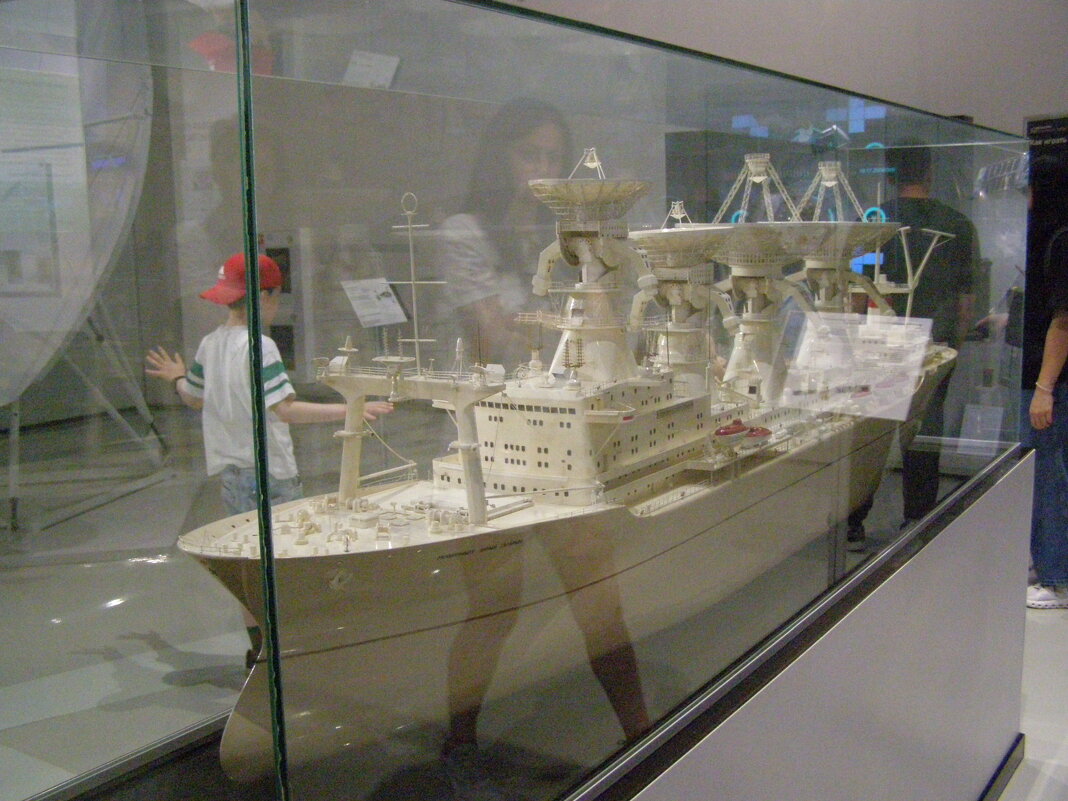 Призраки :) Посетители и макет корабля - Анна Воробьева