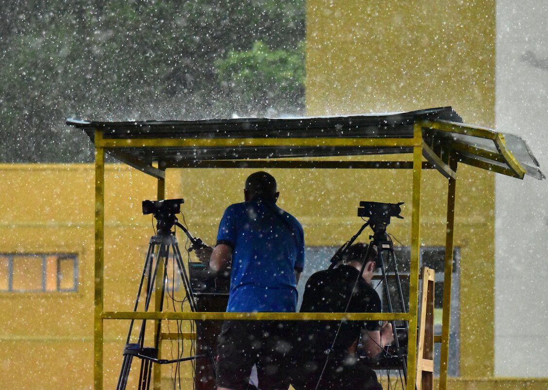 Ливень, а кто-то смотрит футбол дома. - Наталья Вязигина Ливень, а кто-то смотрит футбол дома. - Наталья Вязигина