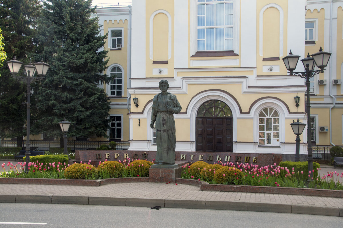 Памятник первой учительнице - Gen Памятник первой учительнице - Gen