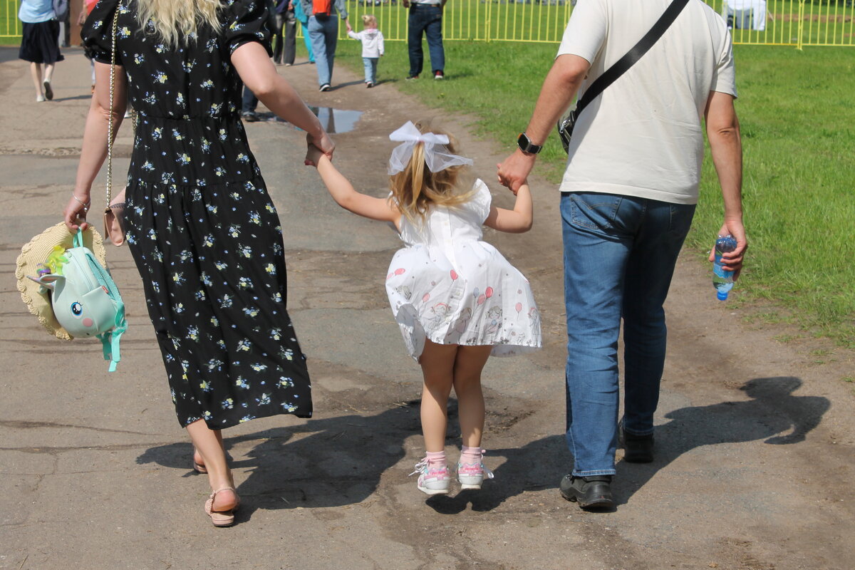 Идите быстрее, а то всё мороженое раскупят! - Олег Зоркий Идите быстрее, а то всё мороженое раскупят! - Олег Зоркий