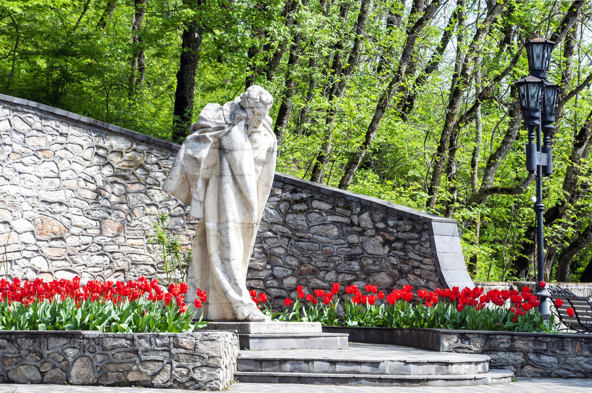 Памятник А.С. Пушкину в курортном парке - Gen 