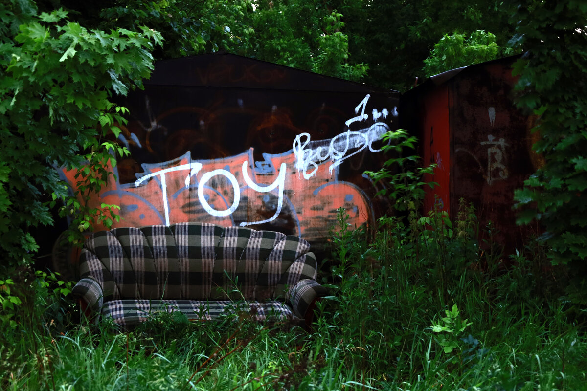 Уютный уголок за гаражами - Dar(k) Life Уютный уголок за гаражами - Dar(k) Life