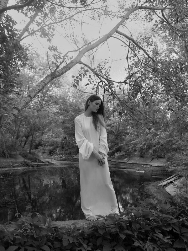 Леся у воды - Максим 