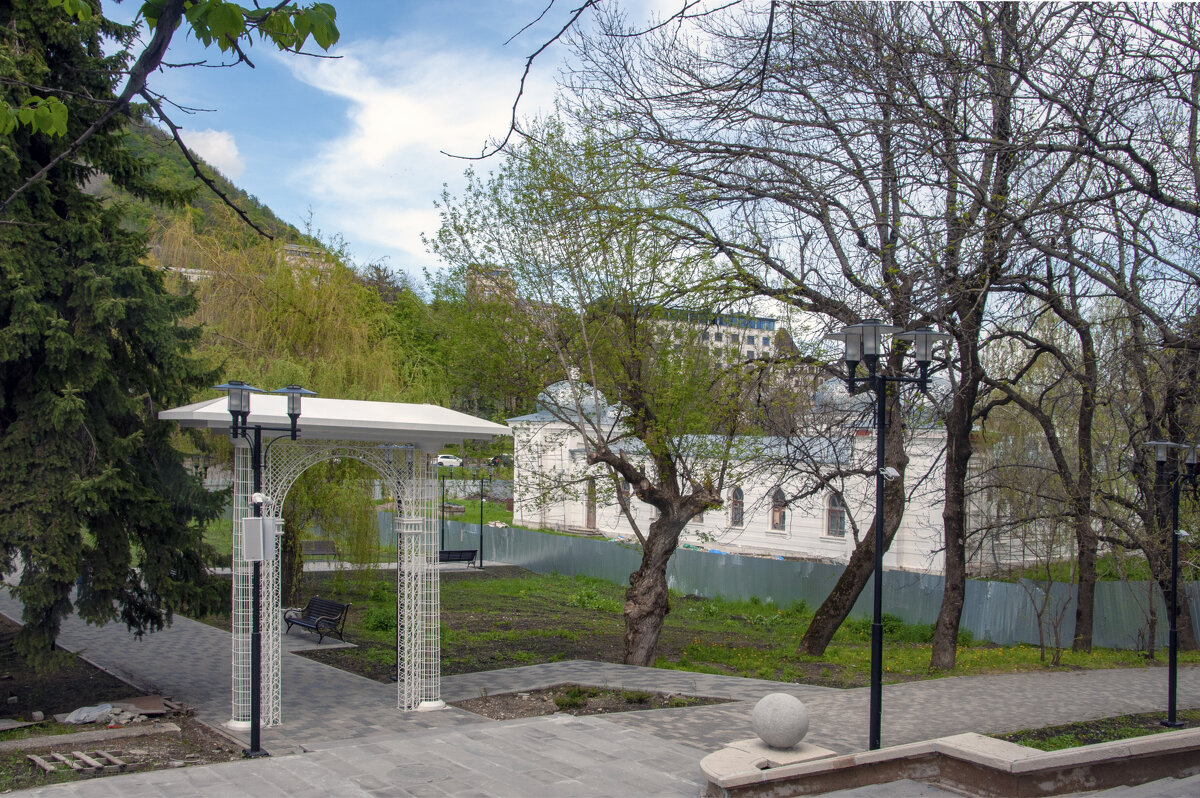 Вот и закончилась каскадная лестница из курортного парка - Gen 