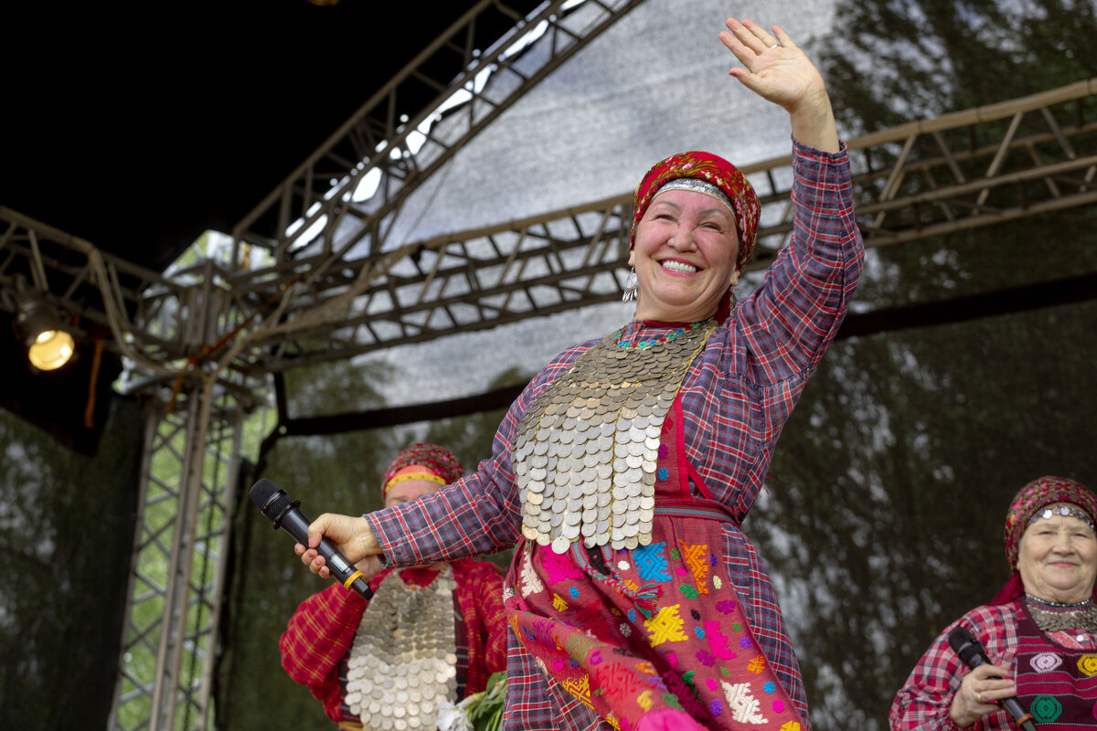 На сцене "Бурановские бабушки" - Александр Силинский