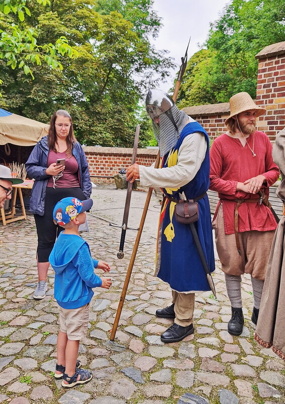 "Испытай, завладев ещё тёплым мечом..." - Андрей K. "Испытай, завладев ещё тёплым мечом..." - Андрей K.