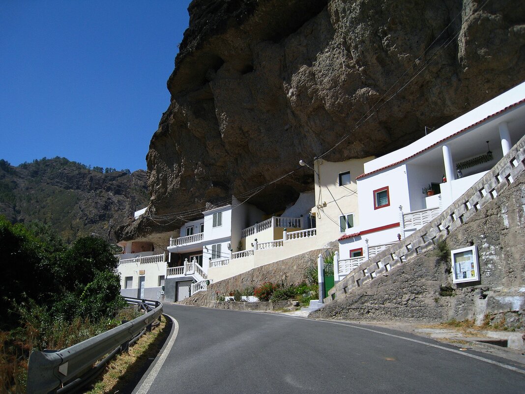 Дома под горой на острове Гран-Канария. - unix (Илья Утропов)