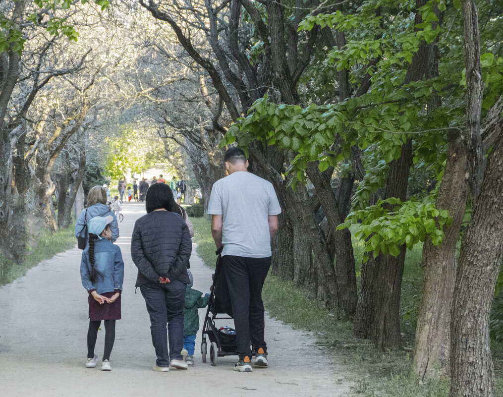 Семья на прогулке - Валентин Семчишин Семья на прогулке - Валентин Семчишин